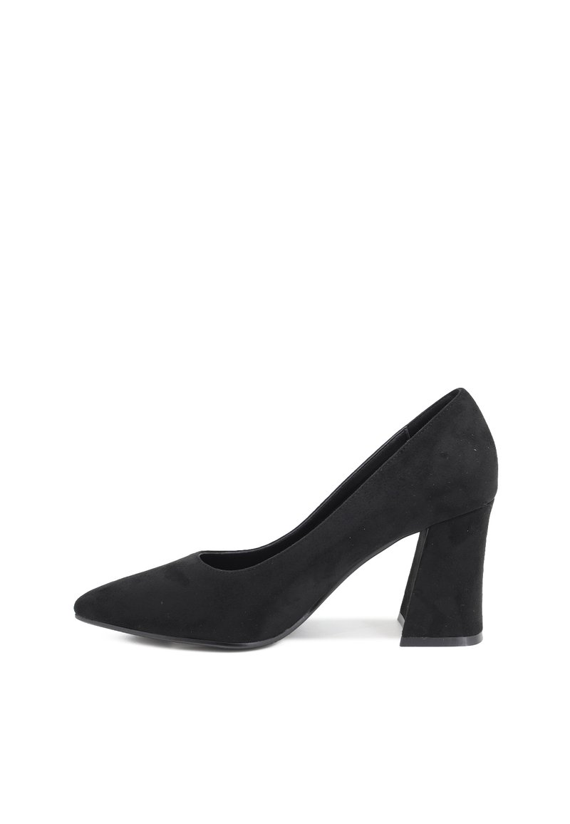 Décolleté nera in suede con punta appuntita e tacco spesso, caratterizzata da una texture liscia e un design minimalista.