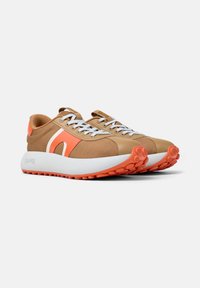 Sneaker marroni con accenti arancioni, caratterizzati da una tomaia testurizzata, suola intermedia bianca e suola in gomma con motivo. I lacci sono grigi.