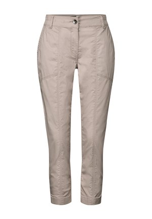 Beżowe, krótkie spodnie o gładkiej fakturze, z suwakiem, pojedynczym zapięciem na guzik oraz subtelnymi detalami wzdłuż szwów.