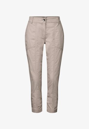 Beżowe, krótkie spodnie o gładkiej fakturze, z suwakiem, pojedynczym zapięciem na guzik oraz subtelnymi detalami wzdłuż szwów.