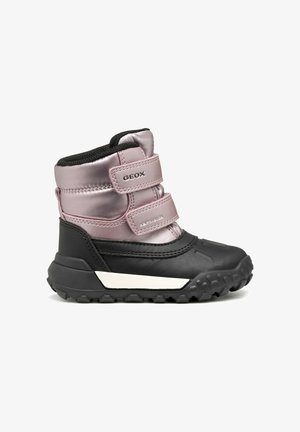 Bottines étanches Geox avec un dessus métallique rose, une partie inférieure en caoutchouc noir, deux bandes velcro et une semelle robuste pour une meilleure adhérence.