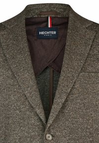 Brauner Tweed-Blazer mit strukturiertem Finish und schlanker Passform. Mit einem Reverskragen, brauner Innenauskleidung und einem einzelnen Knopfverschluss.