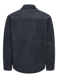 Veste-chemise en daim gris foncé avec col, manches longues et poignets boutonnés. Texture lisse avec un design minimaliste, sans motifs visibles.