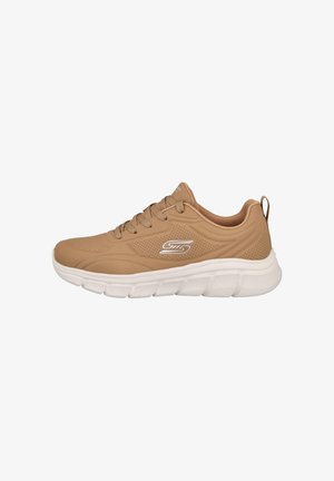 Zapatilla deportiva beige con parte superior de malla, cierre de cordones, cuello acolchado y suela de goma blanca gruesa con surcos para tracción.