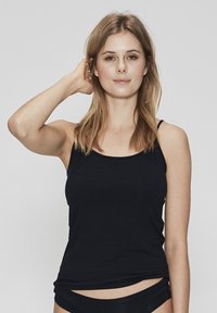 Sort tank top med tynde stropper, lavet af blødt stof. Har en afslappet pasform og en rund halsudskæring. Glat tekstur, minimalistisk design.