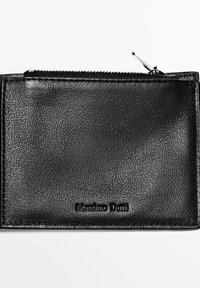 Czarny skórzany etui na karty o gładkiej fakturze, z zamkiem błyskawicznym u góry oraz wytłoczonym logo "Massimo Dutti" z przodu.