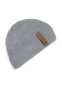 Szary dziany czapka beanie z fakturowanym wzorem, z podwiniętym rondem i brązową skórzaną metką po boku.