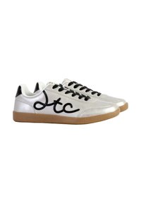 Sneakers in pelle argentata con lacci neri e logo ricamato; suola in gomma di colore gomma, punta arrotondata e superficie liscia.