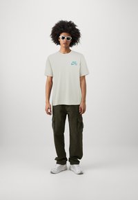 Nike SB T-shirt estampada - light orewood brown