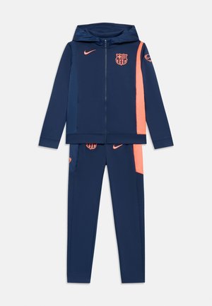 Mörkblå och korallfärgad träningsoverall med huva, zip-jacka och matchande byxor, med Nike-swoosh och FC Barcelona-logotyp.