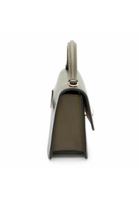 Grau lederne Handtasche mit strukturierter Form, Obergriff, goldenen Hardware-Akzenten und flachem Boden. Texturierte Oberfläche mit glatten Kanten.