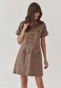 TATUUM SAPRITI - Paitamekko - khaki light