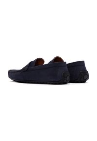 Marineblaue Wildleder Slipper mit strukturiertem Zehenbereich und glatten Seiten, ausgestattet mit einer Gummisohle und einem flachen Design. Minimalistische Nähdetails.