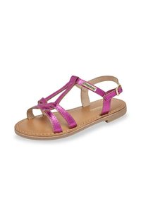 Sandal in pelle metallica rosa con suola piatta, dotata di più cinturini e una semplice fibbia. Texture liscia con un design minimalista.