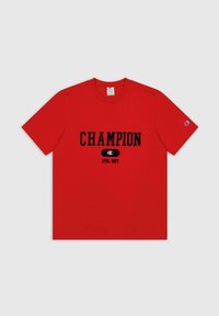 Rode katoenen T-shirt met "CHAMPION" in het zwart gedrukt op de voorkant, met daaronder "ATHL. DEPT.". Ronde hals en korte mouwen. Kenmerkend logo op de mouw.