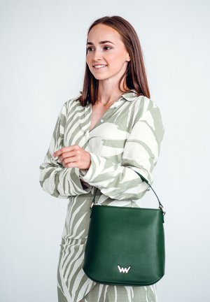 Grüne Leder-Eimer Tasche mit einem kurzen Henkel, die ein minimalistisches Design aufweist und ein silbernes Logo auf der Vorderseite hat.