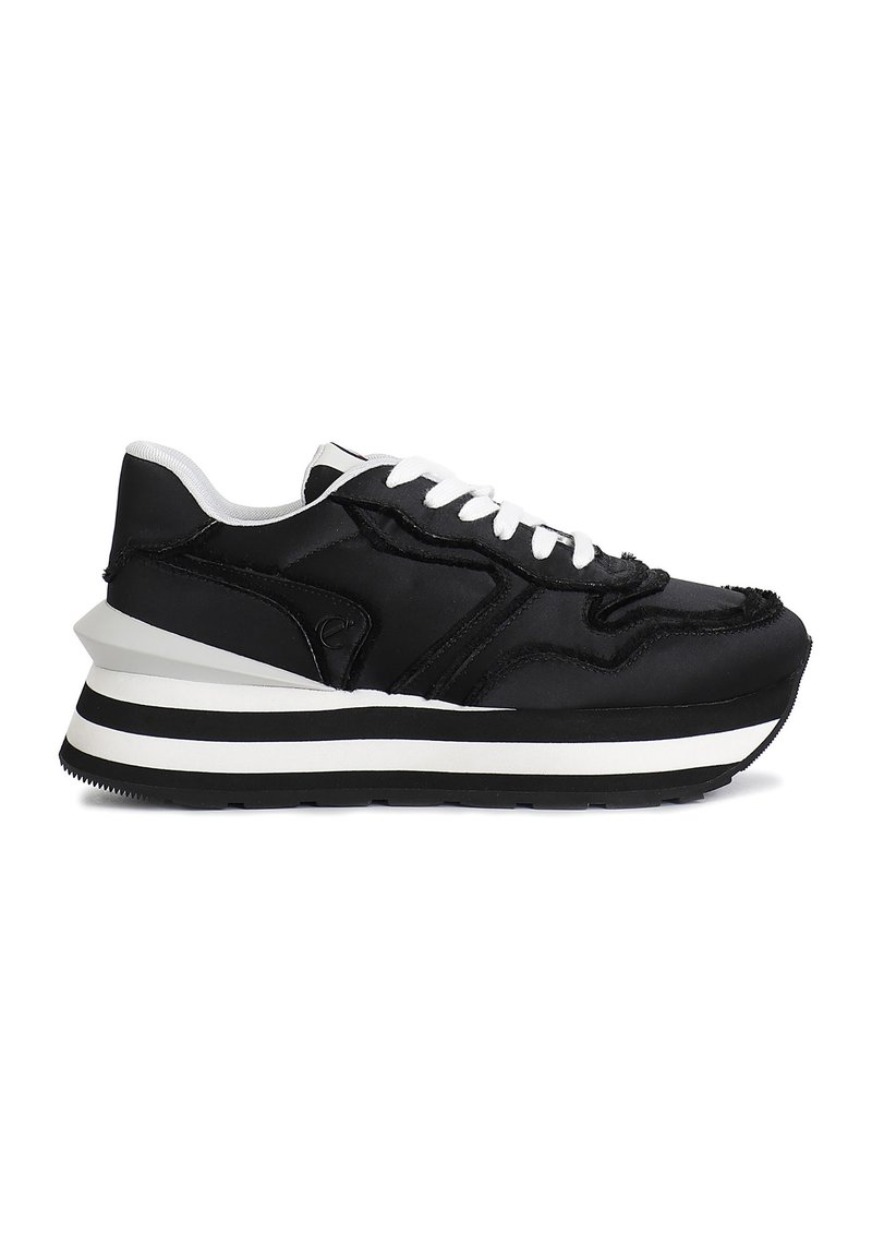 Sneaker nera con tomaia testurizzata, lacci bianchi e suola rialzata e stratificata con strisce bianche e nere. Dettaglio del logo laterale incluso.