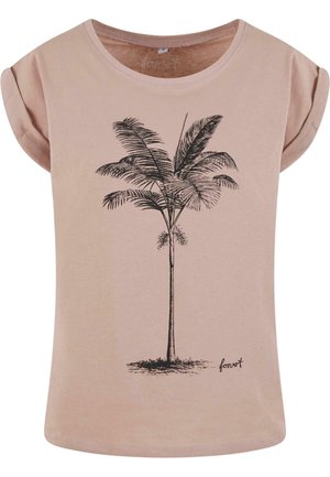 Lichtroze t-shirt met opgerolde mouwen heeft een zwarte palmboomafbeelding en de tekst "forest" onderaan. Zachte stoffen textuur.
