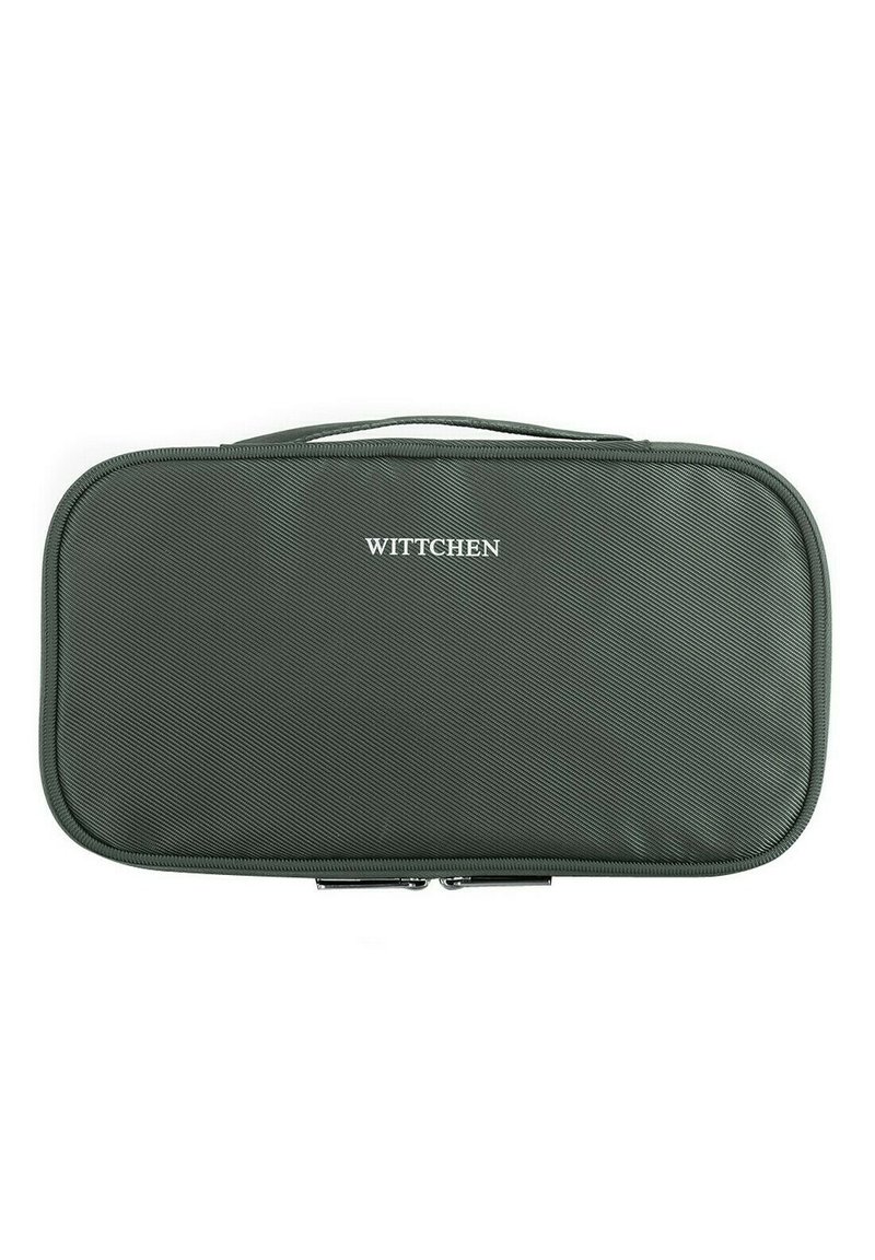 Custodia da viaggio verde oliva con finitura testurizzata, dotata di maniglia superiore e chiusura con zip. Logo "WITTCHEN" ben in evidenza.