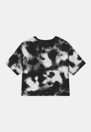 Czarna i biała koszulka z krótkim rękawem i efektem tie-dye, krótka, z okrągłym dekoltem, ułożona płasko na płasko twarzą do dołu.