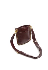 Borsa a tracolla in pelle marrone con un design piatto, dettagli in metallo dorato lungo il bordo e una sola tracolla regolabile. Include una tasca frontale.