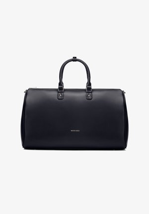 Černá kožená sportovní taška s dvojitými uchy a malým zlatým logem značky uprostřed na přední straně.