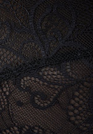 Tessuto in pizzo nero con intricati motivi floreali e geometrici, caratterizzato da una fine trama a rete e variazioni nello spessore dei fili.