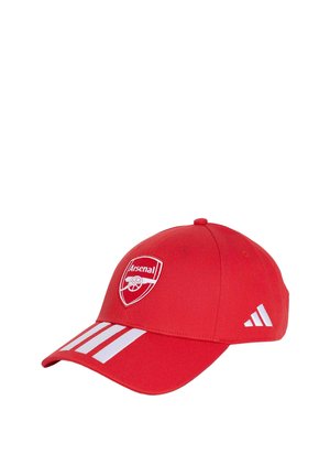 Czerwona czapka z daszkiem z logo klubu piłkarskiego Arsenal z przodu oraz białe paski Adidas na daszku i boku.