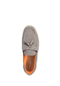 Zapato de ante gris tipo slip-on con un acento trenzado, plantilla naranja y una suela texturizada de color natural. Diseño de punta redondeada.