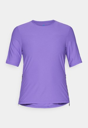 Lilla kortermet treningsskjorte med rund hals, med en jevn tekstur og sidelukkinger for ventilasjon.