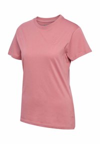 Lyserød kortærmet t-shirt lavet af en bomuldsblanding. Har en rund halsudskæring og et diskret chevron-logo broderet på brystet.