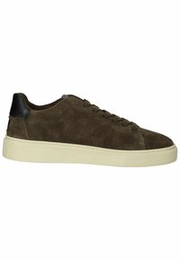 Braune Wildleder-Sneaker mit strukturiertem Finish, schwarzem Leder-Absatz, runder Zehenpartie und Creme-Gummisohle. Verfügt über ein schnürbares Design.