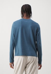 Columbia RUBY SPRINGS™ GRAPHIC TEE - Top dugih rukava - everblue