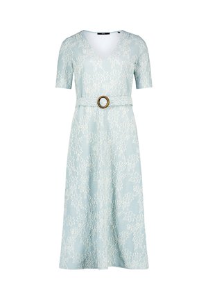 Robe midi bleu clair à motif floral blanc, manches courtes, col en V, et ceinture assortie avec une boucle ronde à la taille.