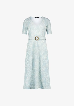 Világoskék midi ruha fehér virágmintával, rövid ujjú, V-nyakú, és a deréknál egy hozzáillő övvel, melynek kerek csatja van.