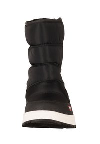 Bota de invierno negra aislada con parte superior acolchada, suela blanca y pequeño logo cruzado rojo y blanco en el costado, mostrada de frente.