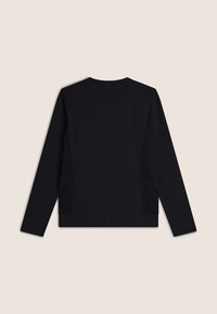 Sudadera negra de manga larga con cuello redondo, que presenta detalles bordados en los laterales y dobladillo elástico en la cintura.