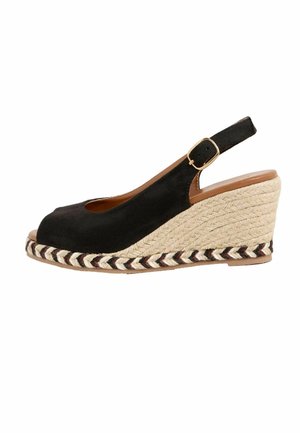Sort ruskinds slingback kilehæle sandal med åben tå, jute-indpakket kile og flerfarvet fletdetalje ved bunden.