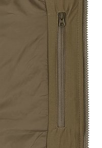Olivegrünes Jackeninnere mit glatter Textur, ausgestattet mit einer Reißverschlusstasche auf der linken Seite und dezent gerippten Details rund um den Reißverschluss.