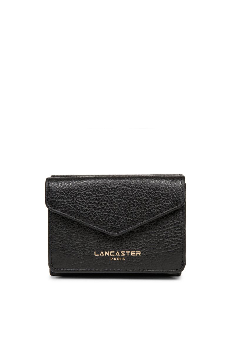Portefeuille en cuir noir avec une finition texturée, rabat de style enveloppe, détail du logo doré et forme rectangulaire compacte.