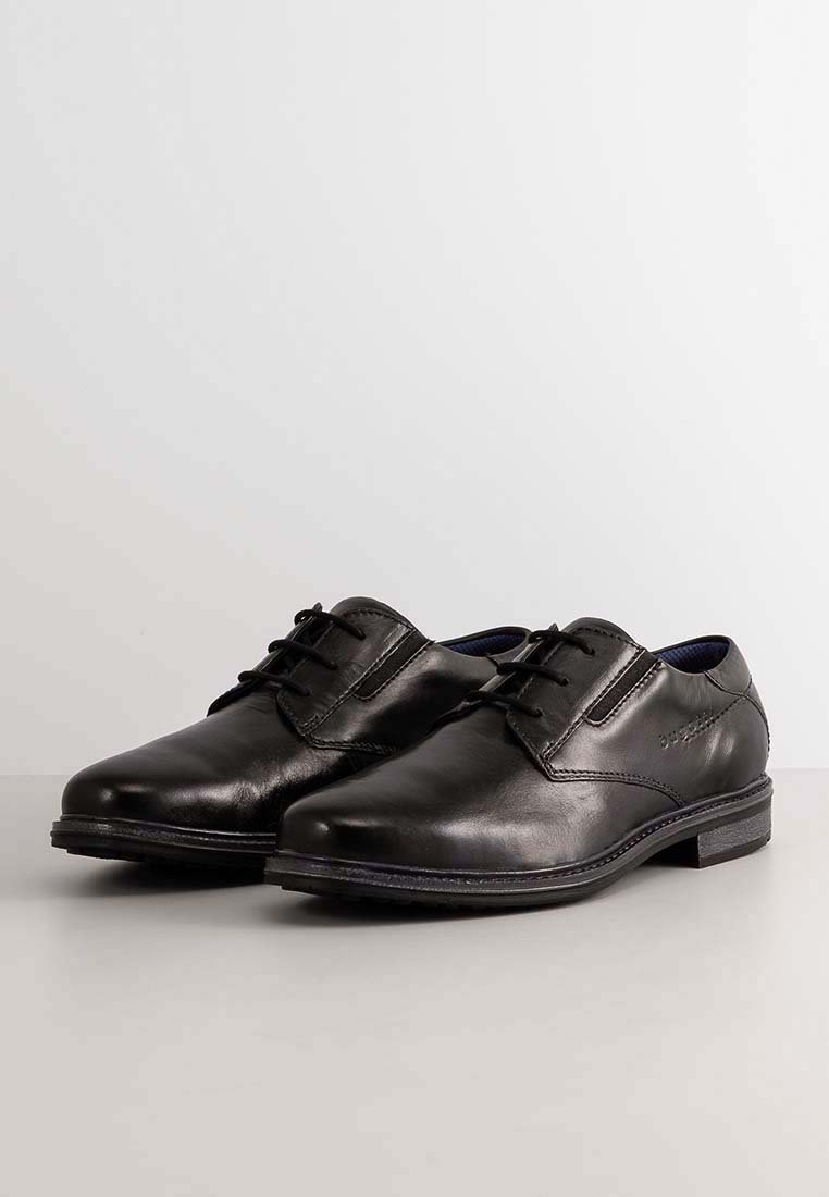 Zwarte leren dresschoenen met een gladde afwerking, vetersluiting, subtiele stiksels en een lage rubberen zool.