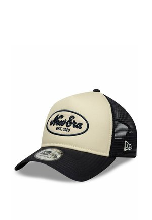 Beige und schwarze New Era Trucker Cap mit Netzrücken, gebogenem Schirm und "New Era Est. 1920" Logo auf der Vorderseite.