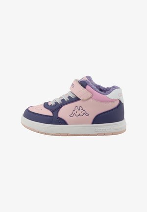 Dziecięce wysokie sneakersy w kolorze różowym i fioletowym z białą podeszwą, srebrnymi sznurówkami, paskiem na rzep oraz miękką fioletową wyściółką.