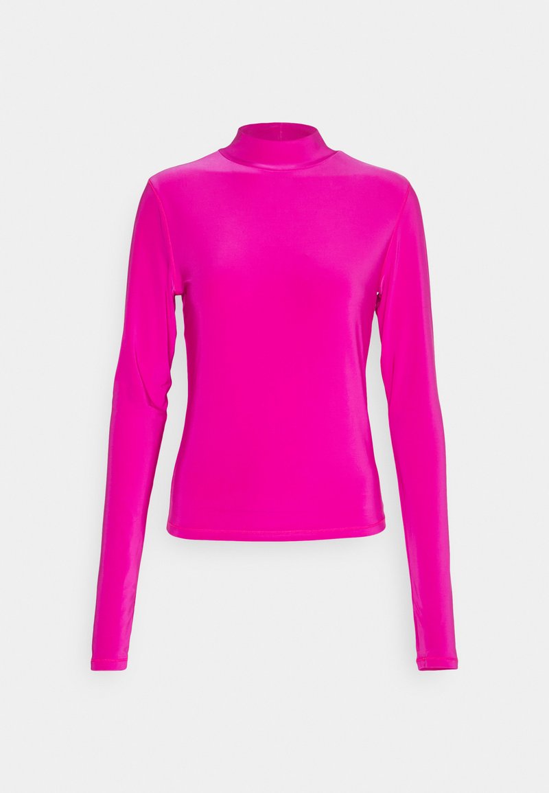 Top à col roulé ajusté à manches longues en rose vif, fabriqué à partir d'un tissu brillant et lisse, avec un col haut et une silhouette épurée.