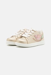 Pantofi sport metalici aurii cu șireturi albe, având un design cu păsărele roz și verzi. Textură netedă și talpă din cauciuc. Formă a vârfului rotunjită.