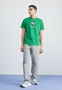 Puma BETTER SPORTSWEAR TEE - Camiseta estampada - archive green