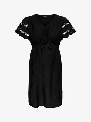 Mustast värvist põlveni ulatuv raseduskleit V-kaelusega, lainelise pitsist lühikese varrukaga ja reguleeritava vööga.