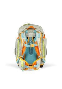 Hellgrauer Rucksack mit orangefarbenen, türkisfarbenen und grünen Akzenten. Verfügt über gepolsterte Schulterriemen, ein mesh-bedecktes Rückenpolster und mehrere mit Reißverschluss versehene Fächer.