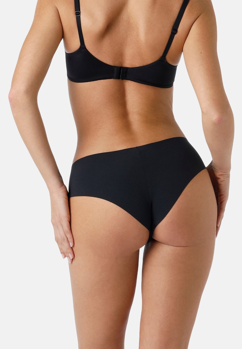 Set di reggiseno e mutandine nere senza cuciture, tessuto liscio, spalline regolabili, design minimalista, taglio a vita media, con copertura totale sul retro.