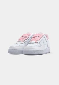 Sneaker bianche a scarponcino con lacci di satin rosa e sottopiedi rosa, esposte affiancate su uno sfondo bianco semplice.
